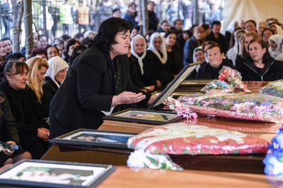 アルバニア地震、一家全員が犠牲になった2家族の葬儀 死者49人に