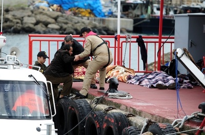 トルコ沖で密航船沈没 24人死亡、十数人不明