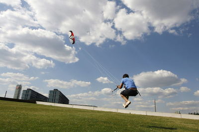 もう夏休み気分？たこ揚げを楽しむ男性、ドイツ