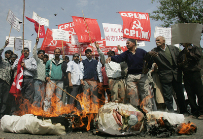 ウォルマートの小売市場視察に抗議デモ - インド