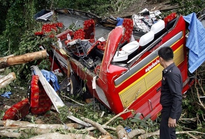 タイ北部でバスが谷に転落、20人死亡