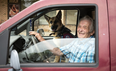 退役軍人に寄り添い心の傷を癒やす「ドッグセラピー」 米