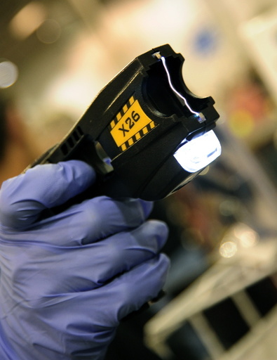 米警官、タンポポ摘んでいた87歳女性をテーザー銃で制圧