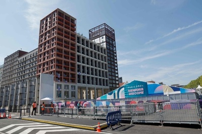 パリ五輪・パラ選手村がオープン 第1陣が入村