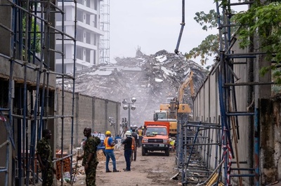 ナイジェリアのビル崩壊、死者20人に 救助活動続く