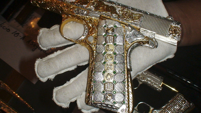 麻薬密売組織から金・銀メッキの「豪華」銃器類を押収、メキシコ