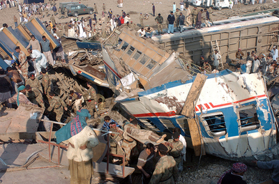 パキスタン南部で列車脱線事故、死者35人、負傷者250人以上