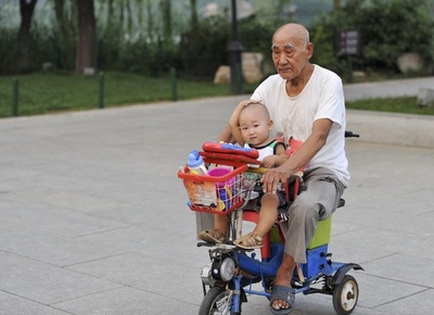 退職後の生活も楽じゃない？ 祖父母が孫を世話、中国家庭独特の事情