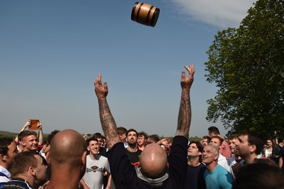 野うさぎパイやビールのたる争奪戦、イースターの伝統行事 英