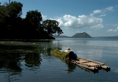 フィリピンのタール火山に噴火の兆候、観光客立ち入りを規制