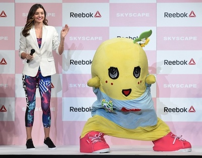 ミランダ・カーとふなっしーが初対面、リーボック スカイスケープ ファッションショー