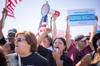 トランプ氏、米「侵入」の移民には司法手続き不要 子ども500人超は親と再会