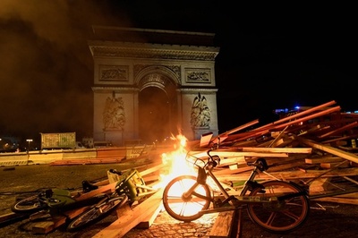 仏で抗議デモ続く シャンゼリゼ通りで警察と衝突も