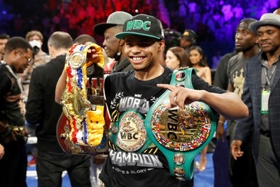 スティーブンソンがSフェザー級王座統一、大差の判定勝ち