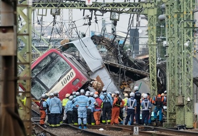 京急・電車とトラックが衝突 1人死亡、約30人負傷