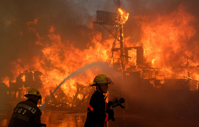 フィリピンのスラム街で火災、600棟焼失