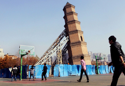 中国版ピサの斜塔？西安の傾いた仏塔が話題に