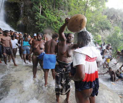 ハイチ大地震から半年、祈るブードゥー教の巡礼者たち