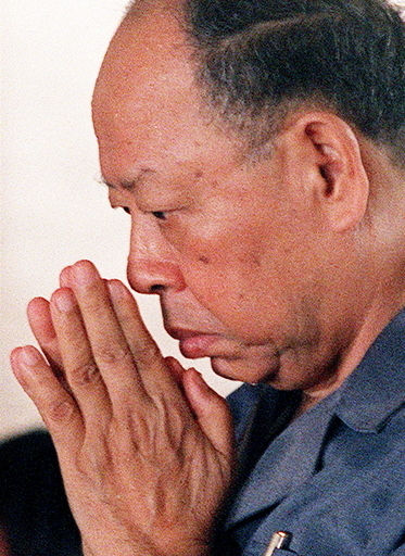 旧ポル・ポト政権副首相夫妻を「人道に対する罪」で逮捕