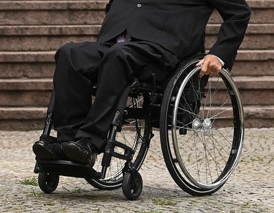 脊髄インプラントで再歩行可能に 下半身不随の患者