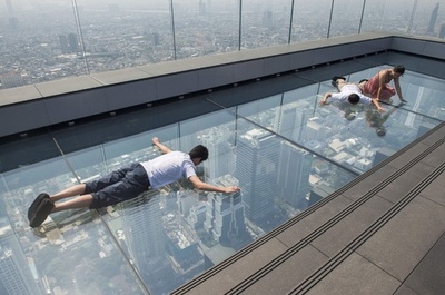 寝っ転がったり、ブリッジしたり…超高層ビルから高所を満喫？ タイ