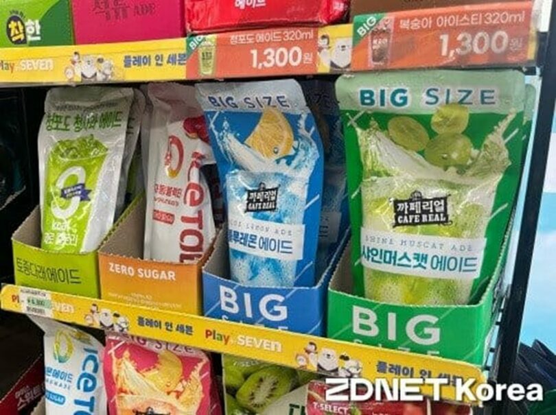 ソウル市内のコンビニで販売されるビッグサイズの飲み物(c)KOREA WAVE