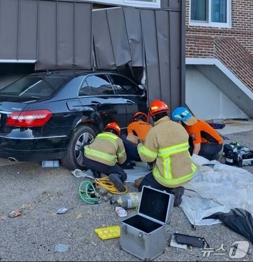 2025年7月29日、京畿道楊平郡で発生した高齢ドライバーの車両突入事故現場＝京畿道消防災難本部提供