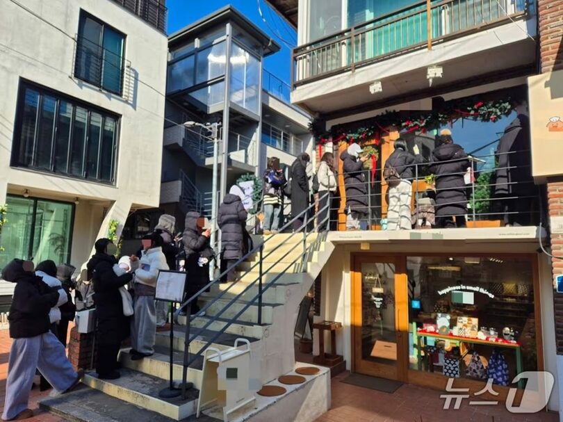 2026年1月2日、ソウルのカフェ前で、ドバイもちもちクッキーを買おうと列をなす市民(c)news1