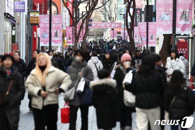 ソウル・明洞を歩く市民と観光客(c)news1