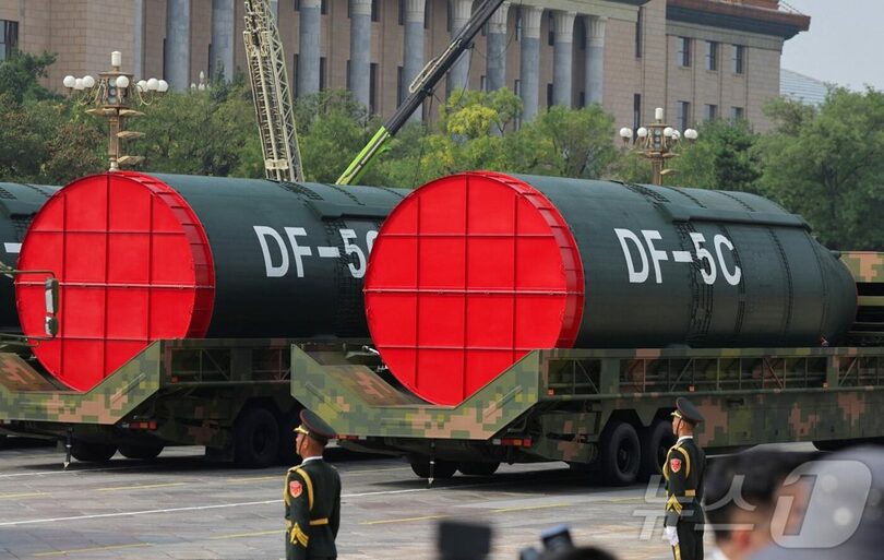 2025年9月3日、中国の抗日戦争勝利80周年閲兵式で公開されたICBM「東風（DF）-5C」(c)Reuters/news1