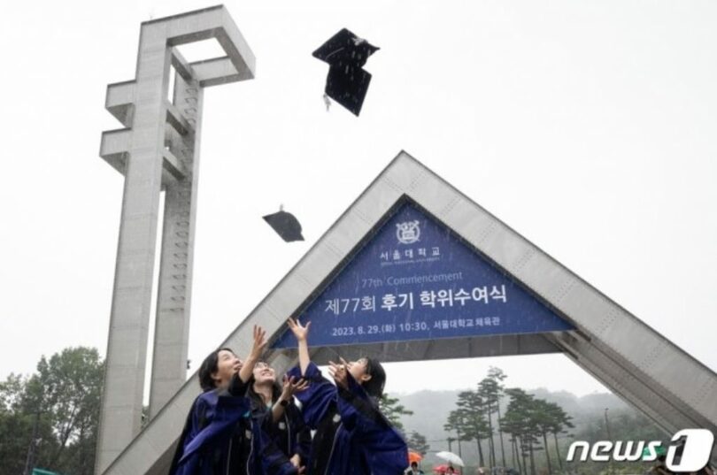 ソウル大の第77回後期学位授与式を終えた卒業生たち(c)news1
