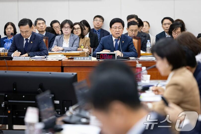 教育委員会の国政監査で議員の質問に答える韓国のチェ・ギョジン（崔教振）教育相(c)news1