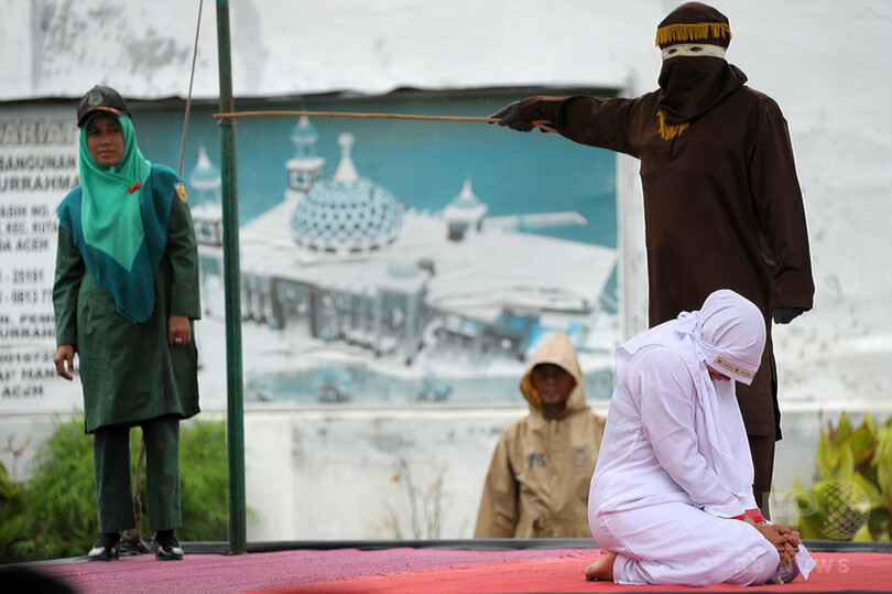 公開むち打ち刑で女性泣き叫ぶ、異性交際で処罰 インドネシア