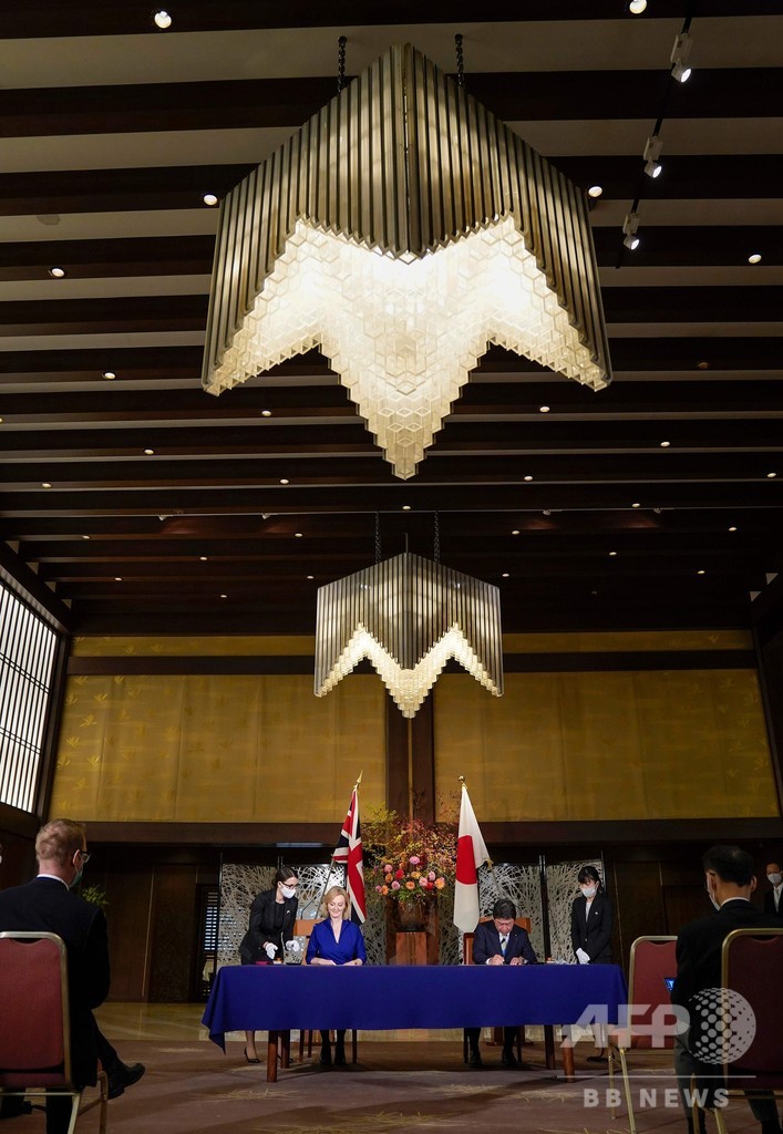 日英、経済連携協定に署名