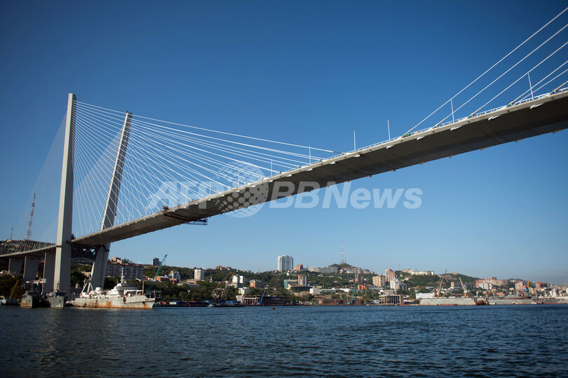 ロシア極東で世界最長の斜張橋が完成、APECサミット開催を前に