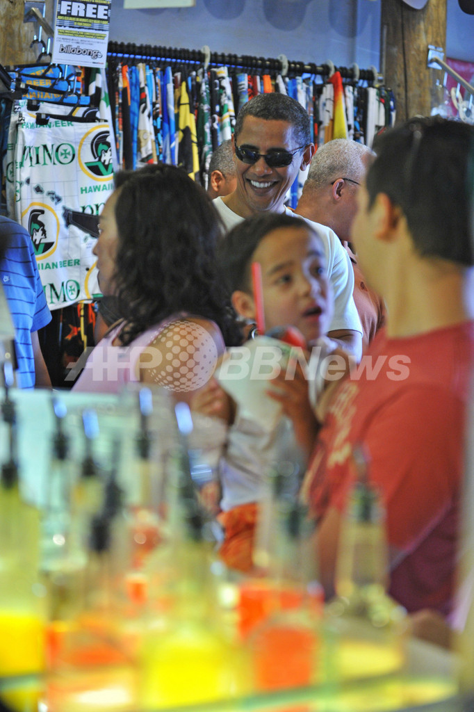 オバマ大統領一家、かき氷で楽しむハワイの休暇