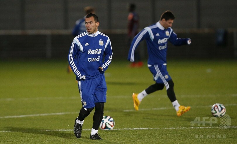 マルティーノ監督、「テベスはチャンスを待つ必要がある」