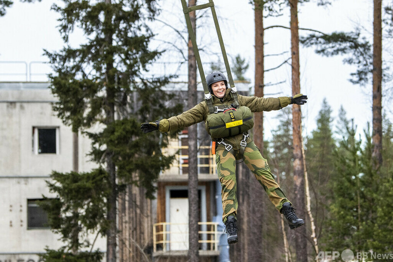 ノルウェー王女、パラシュート降下訓練に参加