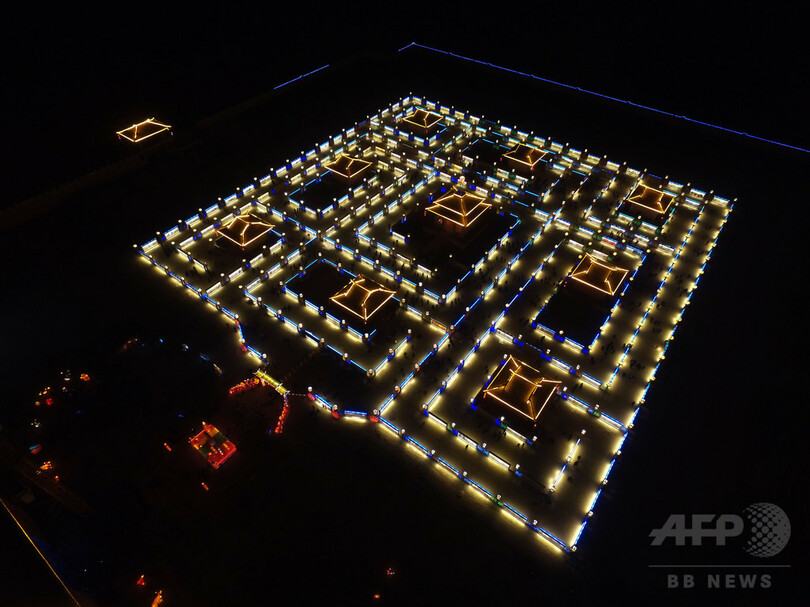 幸せ願い明かりの回廊巡る　1000年続く「九曲黄河灯陣」