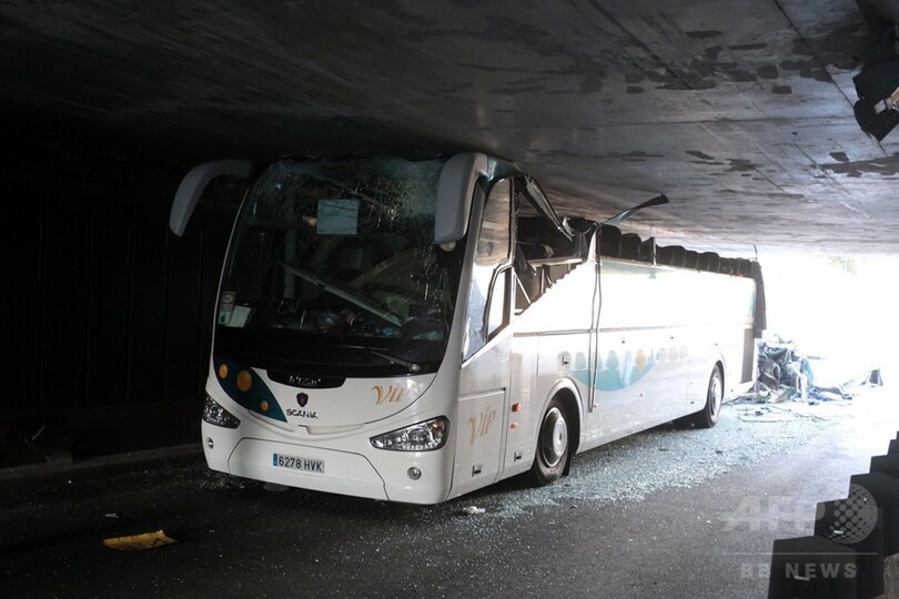 長距離バスが天井低いトンネルに突入 屋根ちぎれて6人重傷 仏 写真3枚 国際ニュース Afpbb News