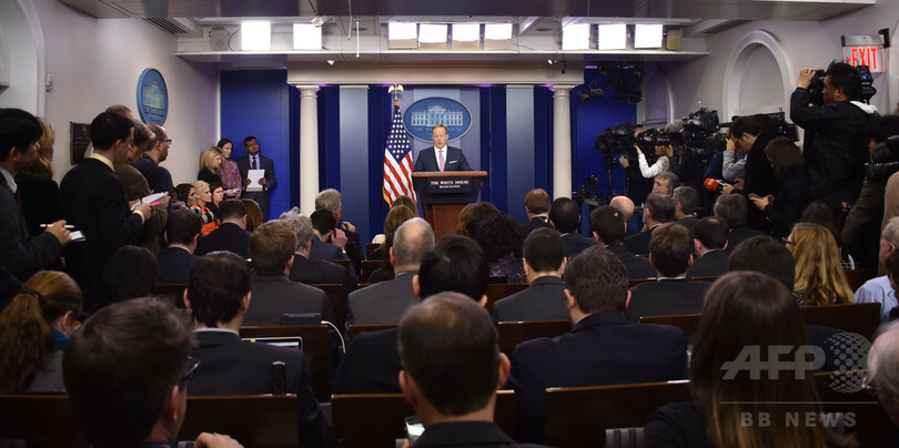 米トランプ政権で定例会見に変化、新大統領報道官の流儀