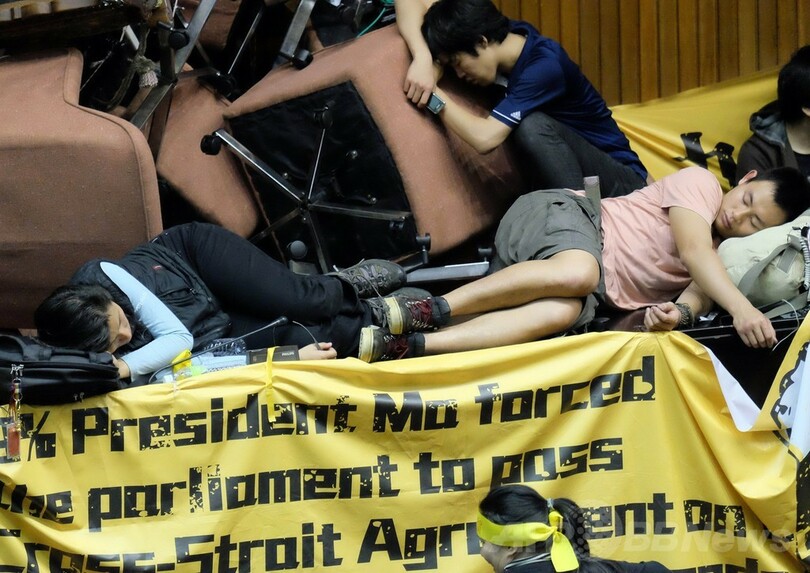 台湾国会を学生らが占拠、中国との貿易協定に反対