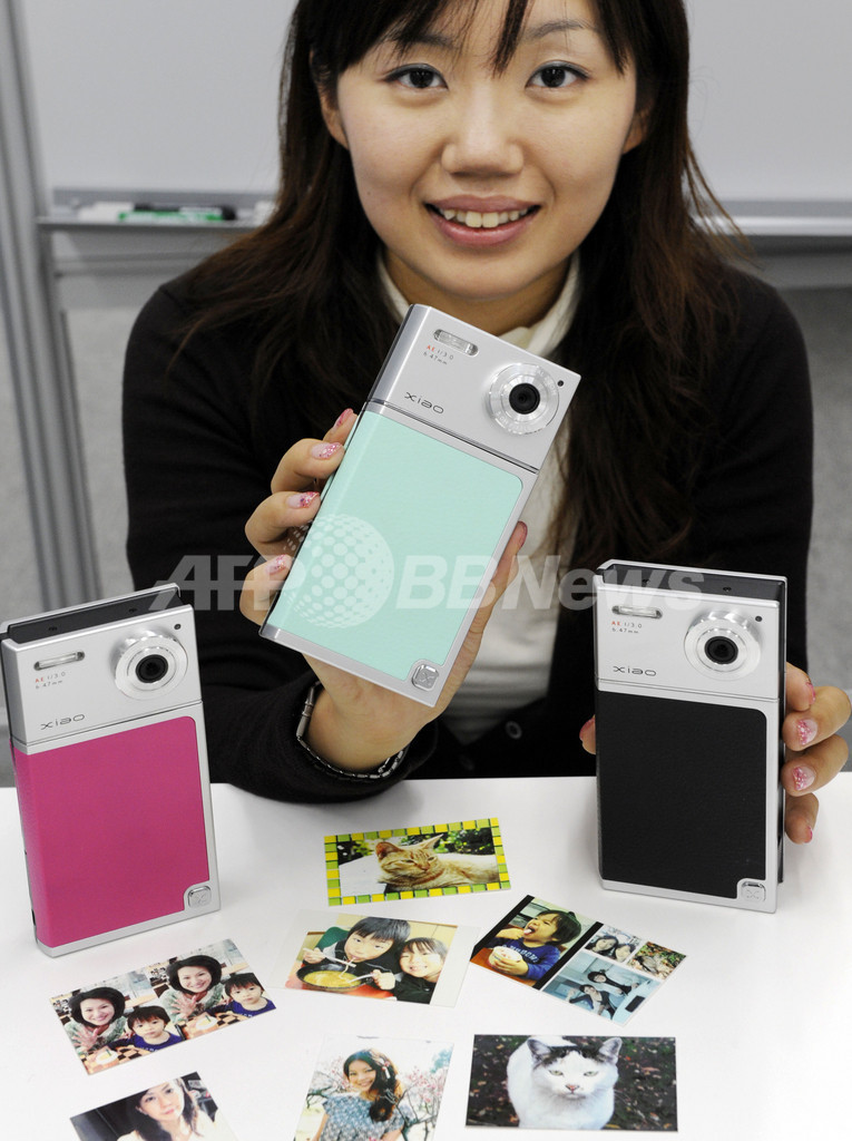 撮ったらすぐに印刷できるプリンター付きデジカメ　タカラトミー