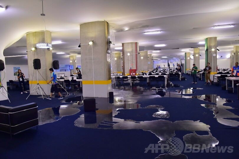 天井から洪水！サッカーW杯会場メディアセンターが水浸しに