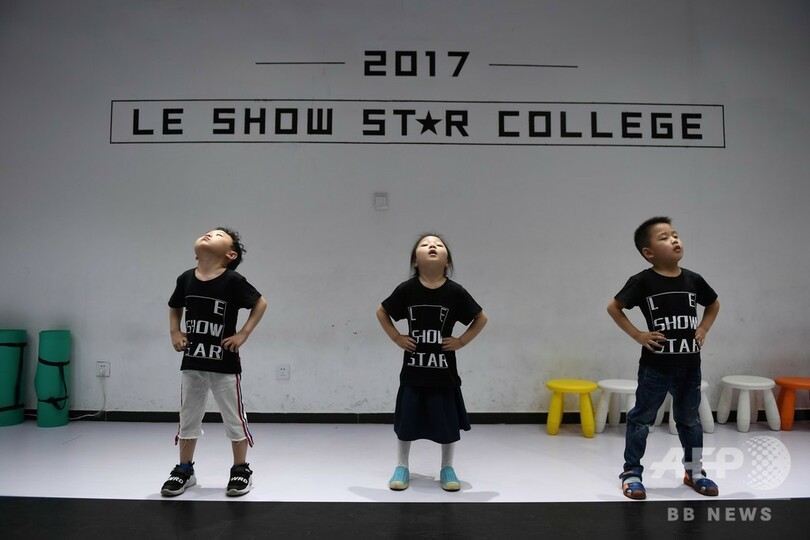 急成長する中国の子どもモデル業界、長時間労働や虐待の指摘も