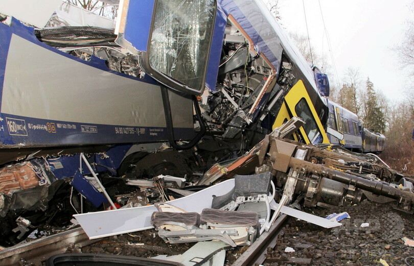 ドイツで列車2台が正面衝突、8人死亡 約100人が負傷