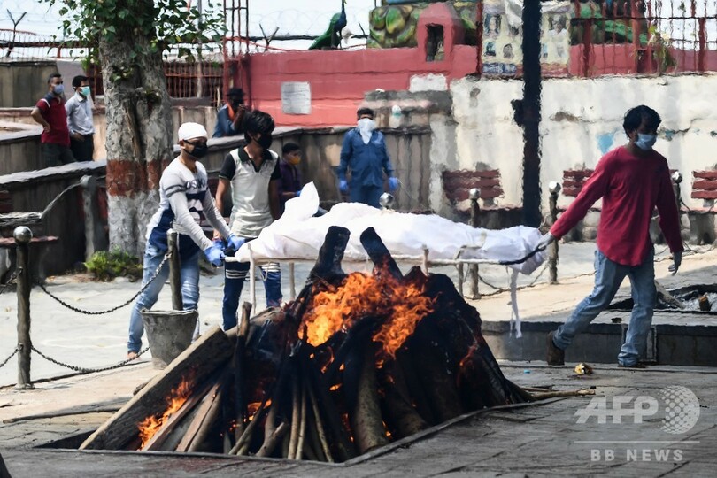 インド首都の火葬場、まきで遺体燃やす コロナ死者増で対応追い付かず
