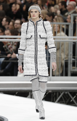 批判はねのけ、15歳のモデルが「シャネル」のショーに 写真11枚 国際