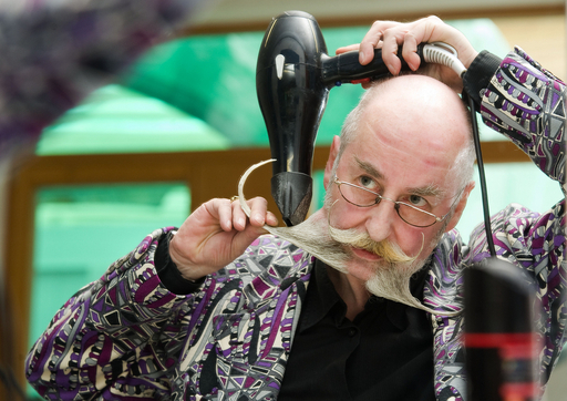 髭 7年間伸ばしたヒゲを全部剃ってみると…… 別人のように爽やかな大変身を