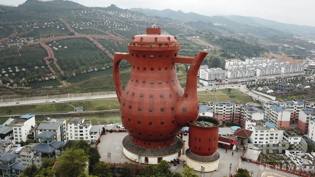 お茶何杯分? 貴州・茶文化テーマパークの「天下第一壺」 お茶何杯分? 貴州・茶文化テーマパークの「天下第一壺」